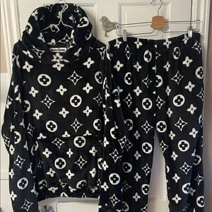 Vandy the Pink unisex casual logo print hoodie and joggers set women’s size L